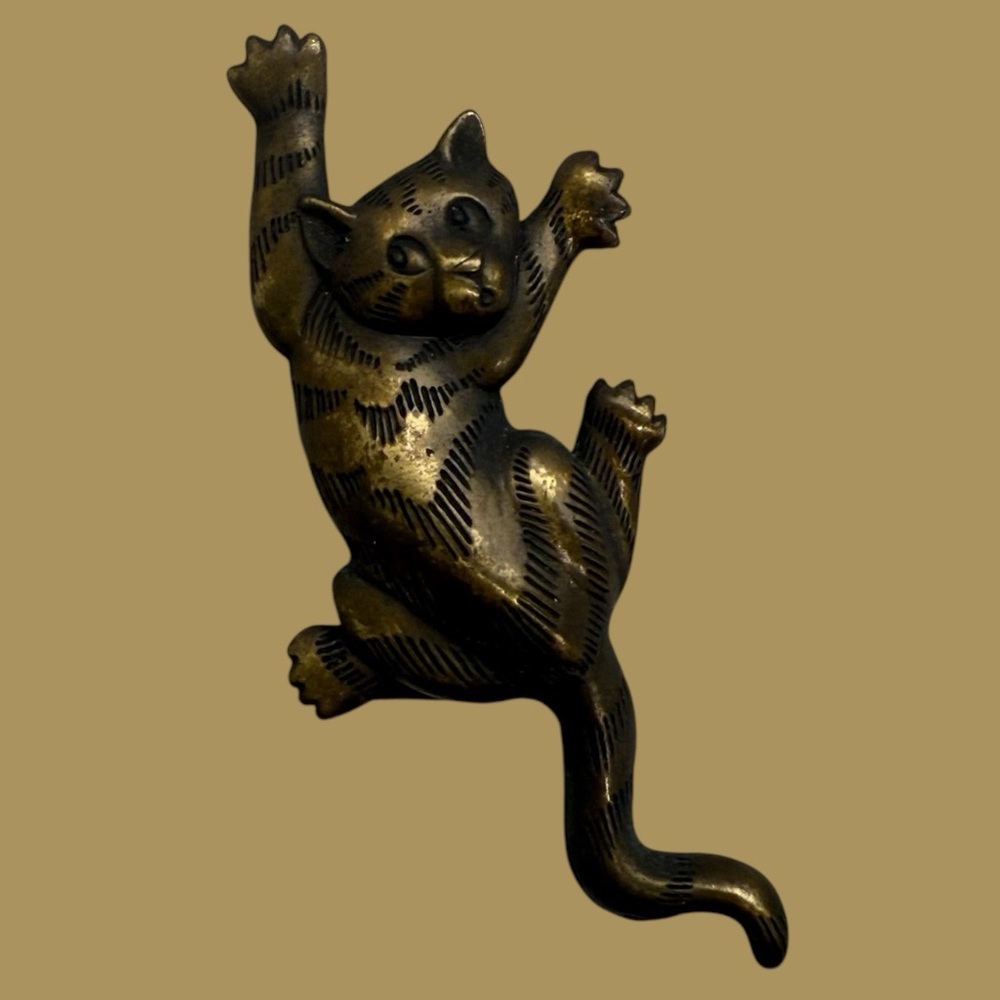 Vintage Bronze Tone Cat Brooch Pin 1988 Signed Crawling Cat Scaredy Cat